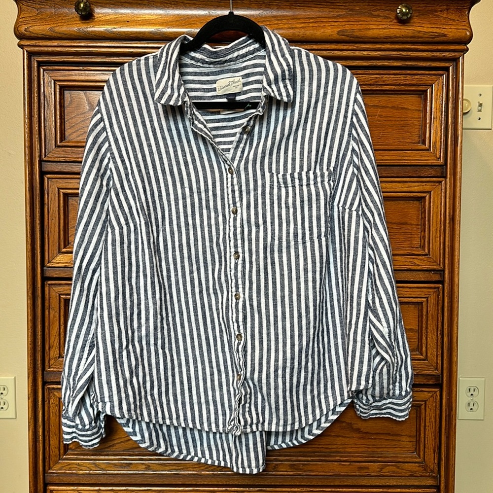 Universal Thread Relaxed Fit Button Down Shirt - image 3